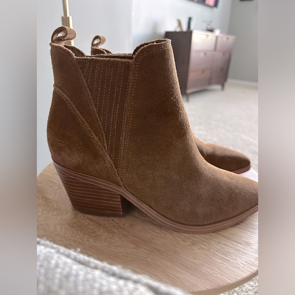 Like New Ladies Sz 6.5M Marc Fisher Ltd Oshay Pointed Toe Brown Suede
